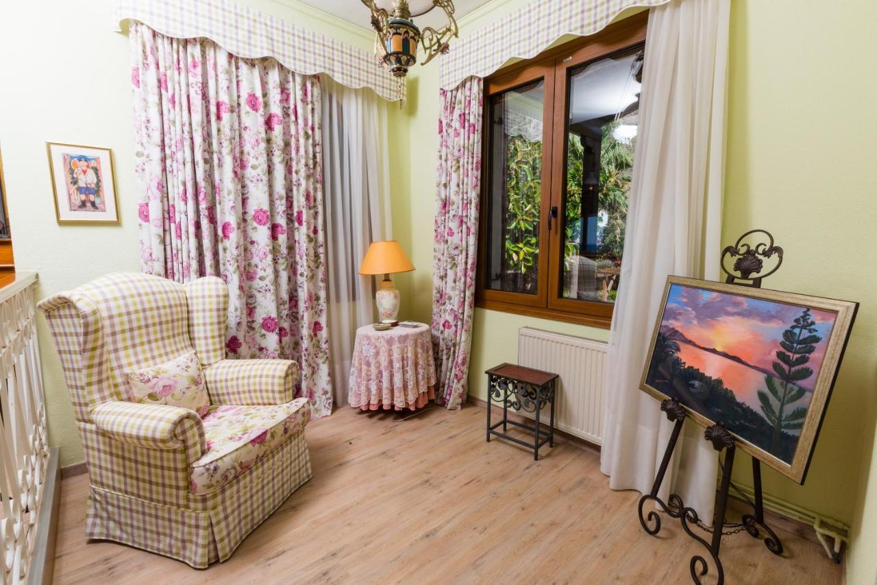 Beachfront Family Villa Katerina With Private Pool, Playground, Bbq & Amazing Sea Views! Petres  Exterior foto