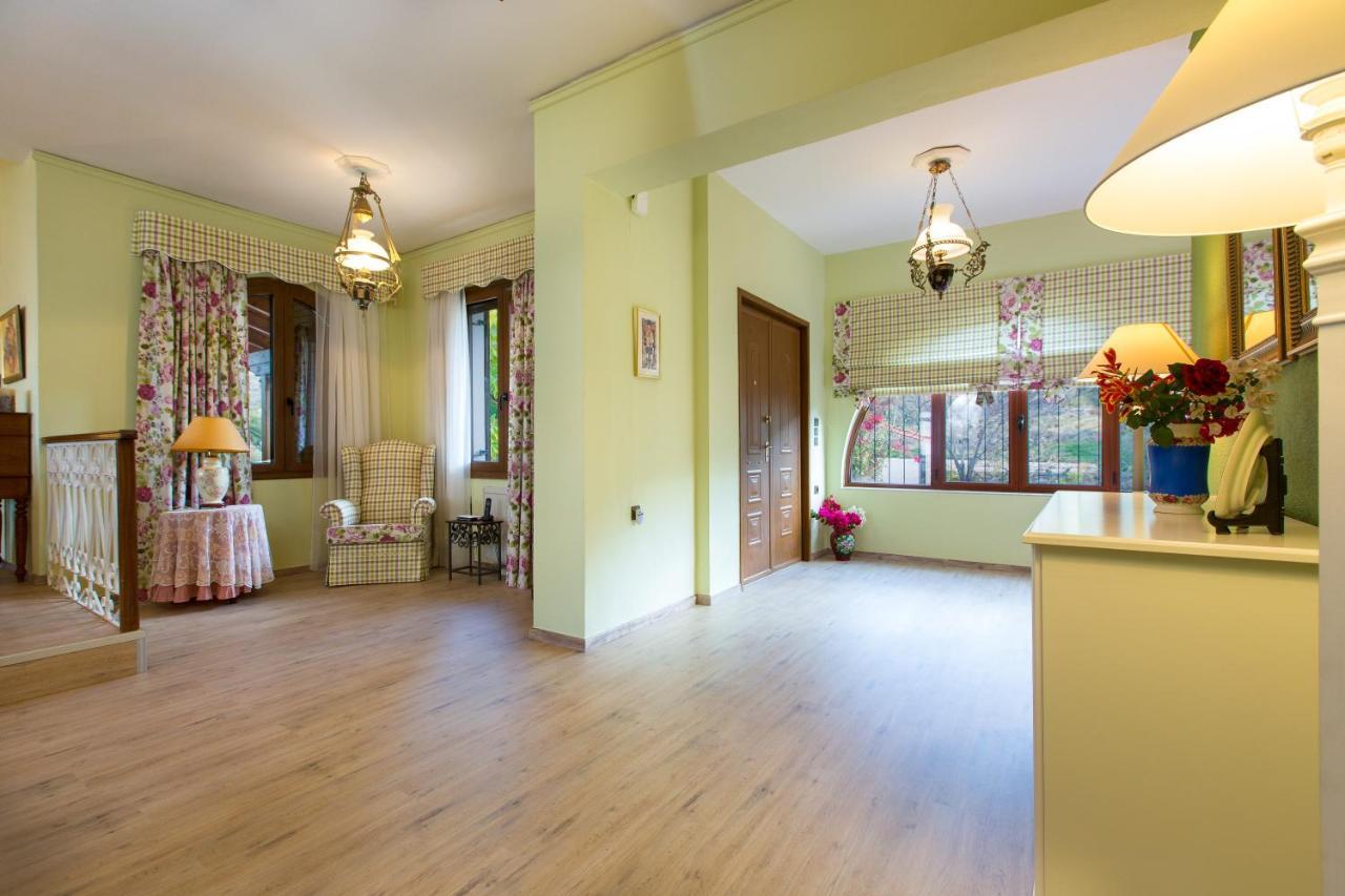 Beachfront Family Villa Katerina With Private Pool, Playground, Bbq & Amazing Sea Views! Petres  Exterior foto